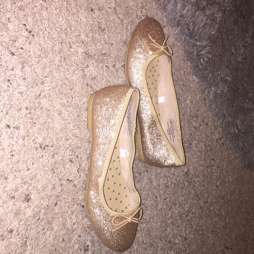 I am selling these sparkly gold flats
